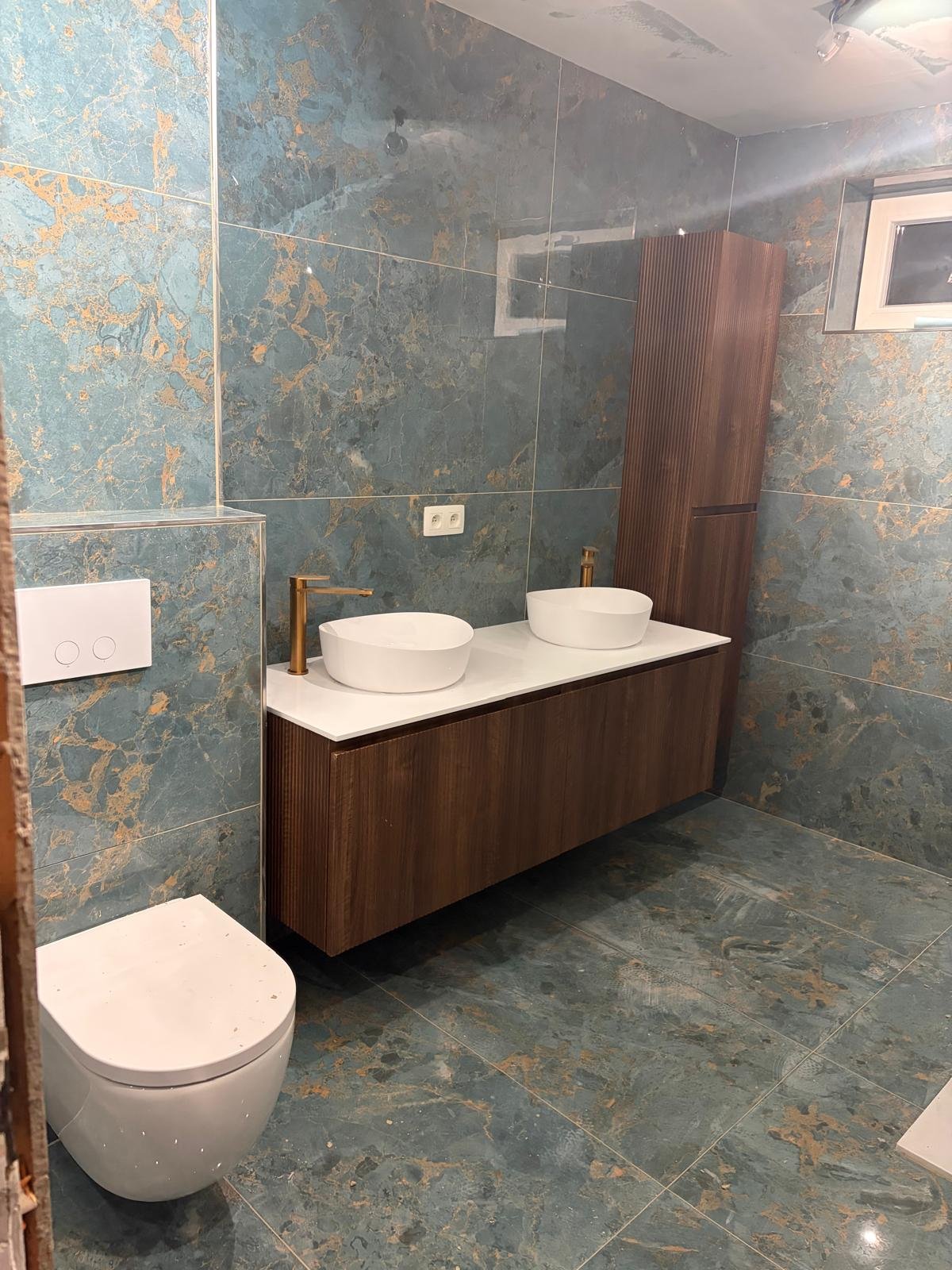 Badkamer met wastafel en douche